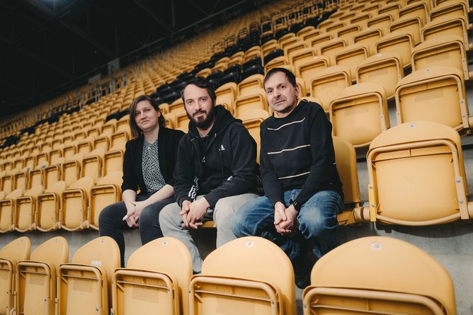 © SGD / Dennis Hetzschold Das Projektteam mit Lernbotschafter Enrico Bakan sitzen im Dynamo Stadion