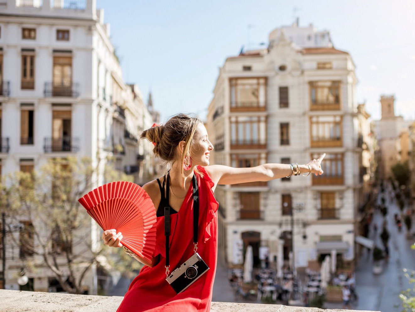 Frau mit Tasche läuft fröhlich in der spanischen Innenstadt 