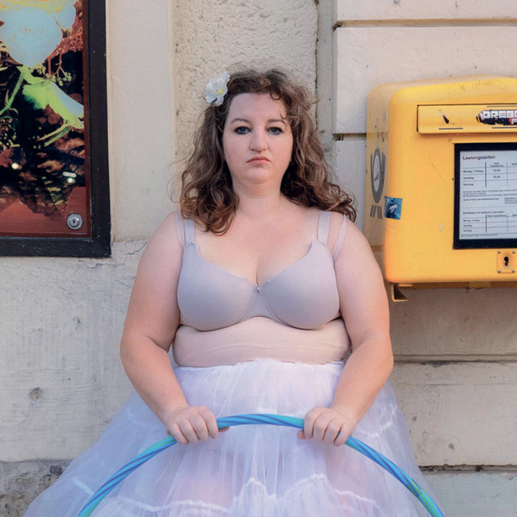 Dickere Frau hält einen Hula-Hoop Reifen