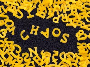 Aus lauter Buchstaben ergibt sich der Schriftzug Chaos