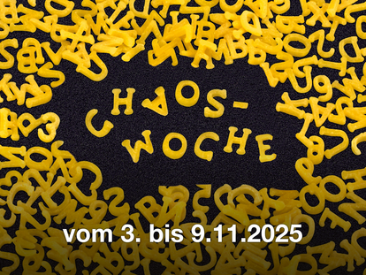 Schriftzug Chaos Woche ergibt sich aus einem gelben Buchstabensalat