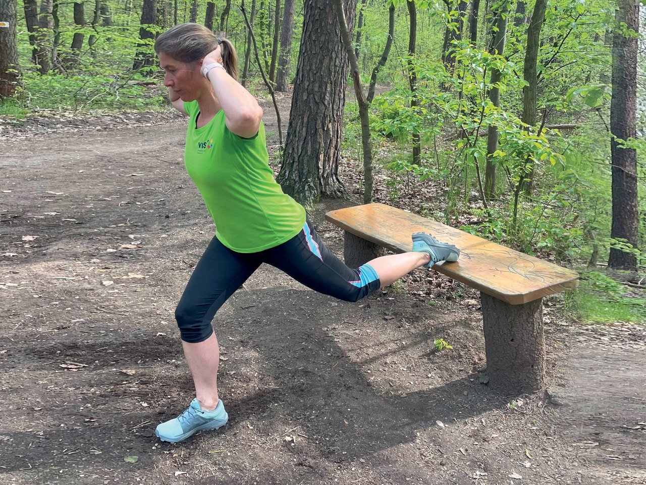 Frau macht ein Parkbank-Workout 